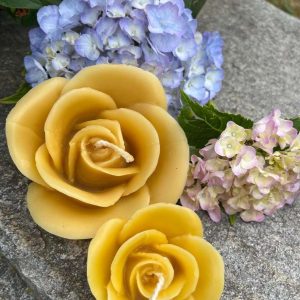 Gruppo Candele Rose in cera d&rsquo;api &ndash; 2 pezzi (Art.334 = Art.332 + Art.323)