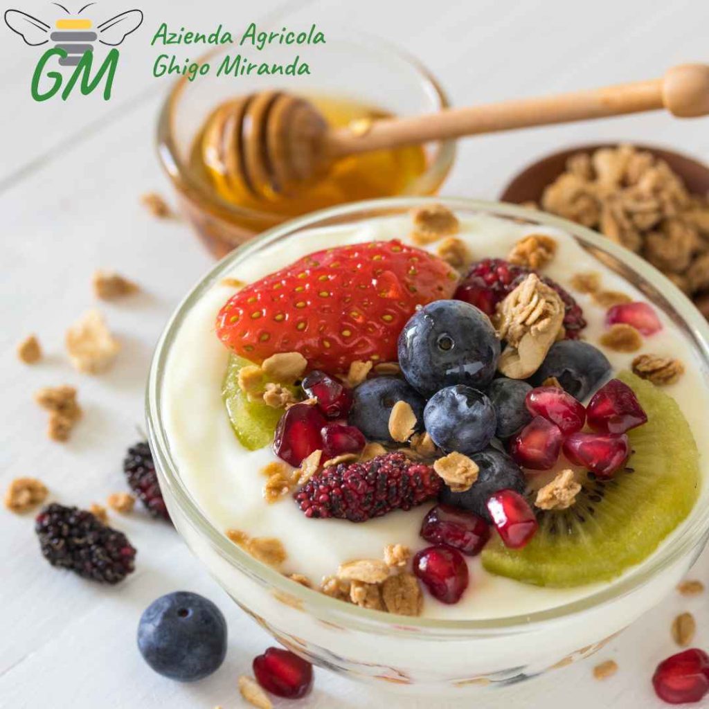 yogurt con frutta fresca e miele